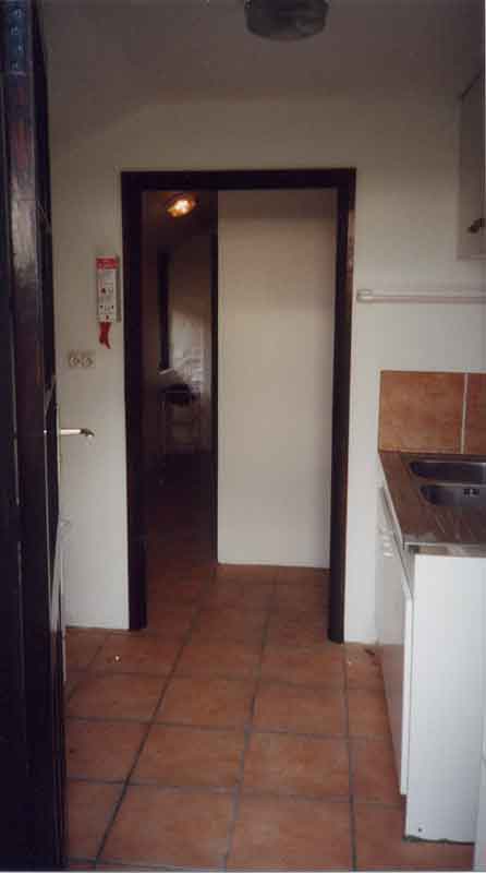 gite-kitchen-1-800.jpg (12781 bytes)