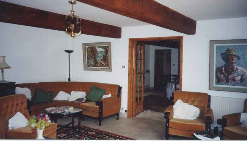 sittingroom-1-800.jpg (21135 bytes)