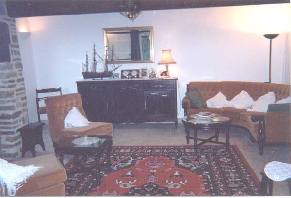 sittingroom2-600.jpg (90519 bytes)