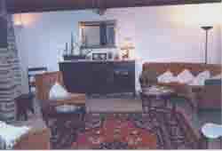 sittingroom2-sm.jpg (9076 bytes)