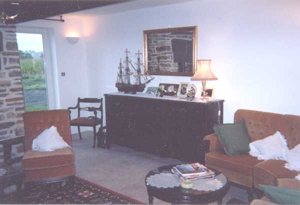 sittingroom3-600.jpg (85917 bytes)